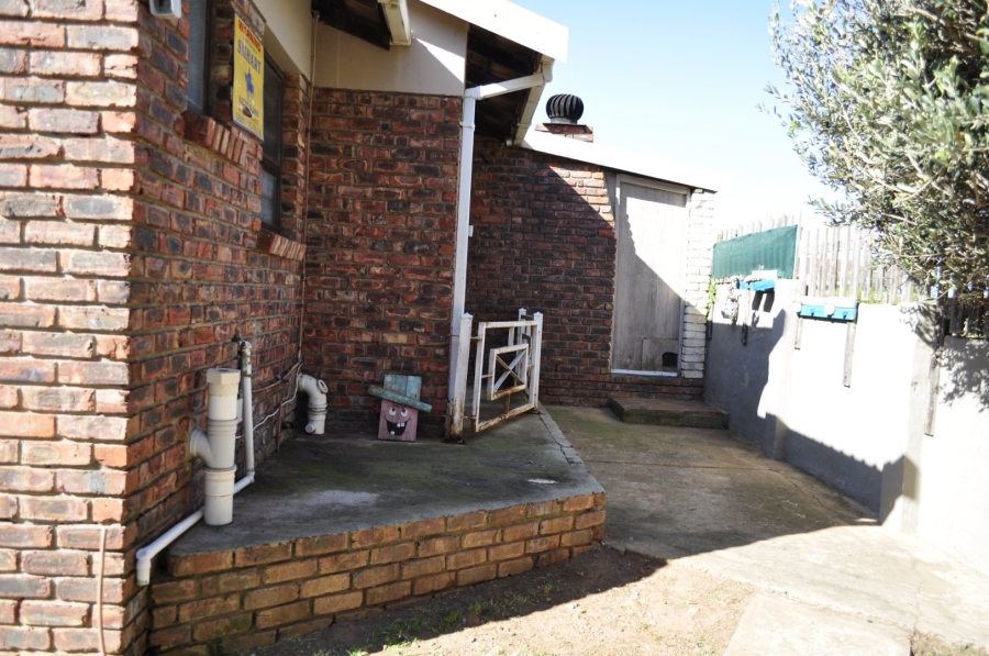 6 Bedroom Property for Sale in Wavecrest Eastern Cape